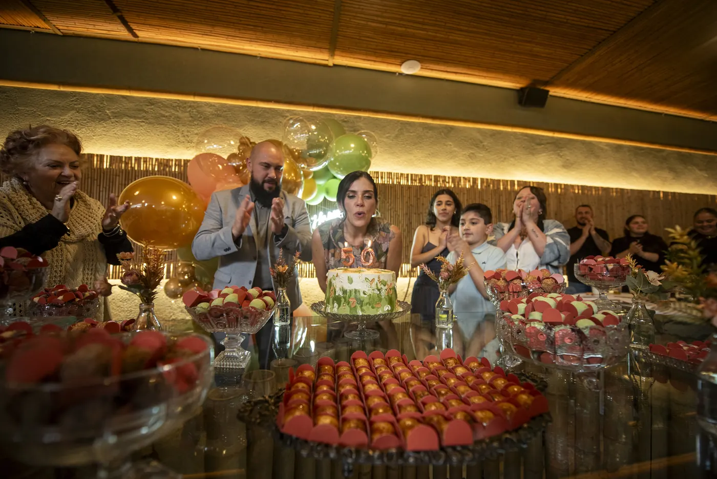 Convidada de braços abertos comemorando no salão da festa