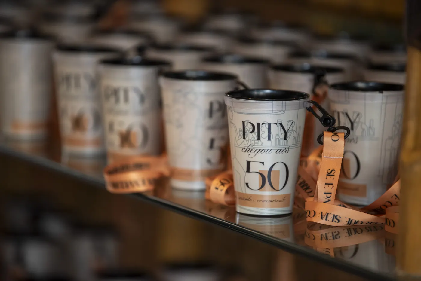 Copos personalizados de lembrança da festa de 50 anos sobre a mesa