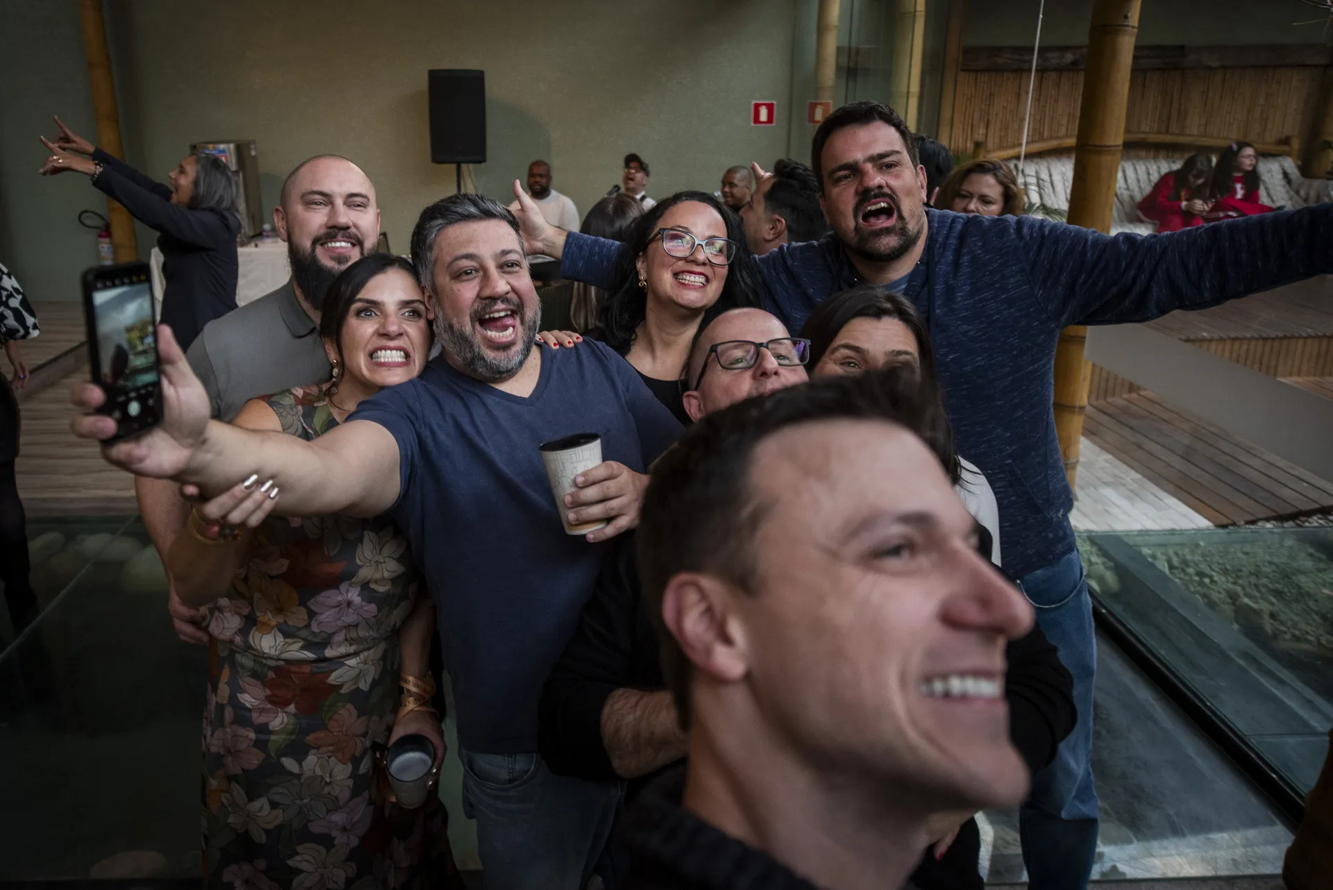 Grupo de amigos comemorando aniversário