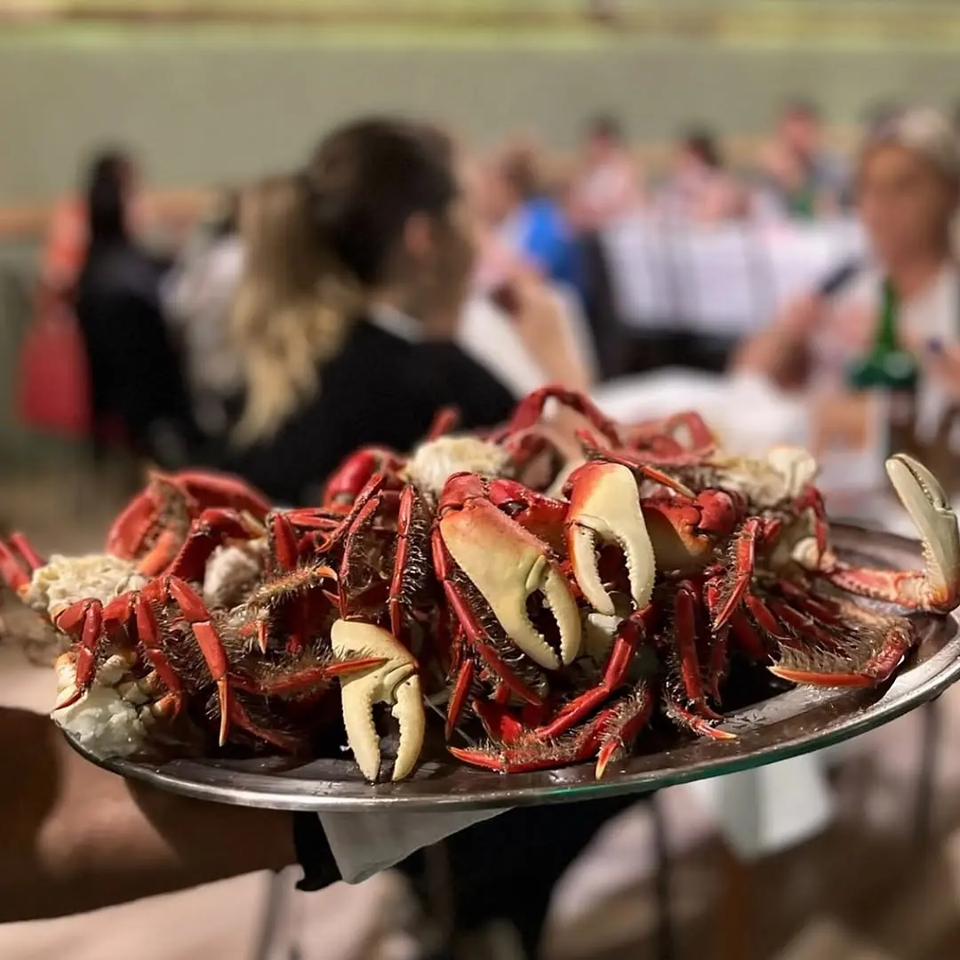 Bandeja de caranguejos cozidos servidos no salão