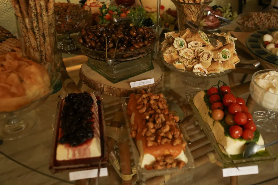 Mesa de sobremesas com tortas e frutas vermelhas