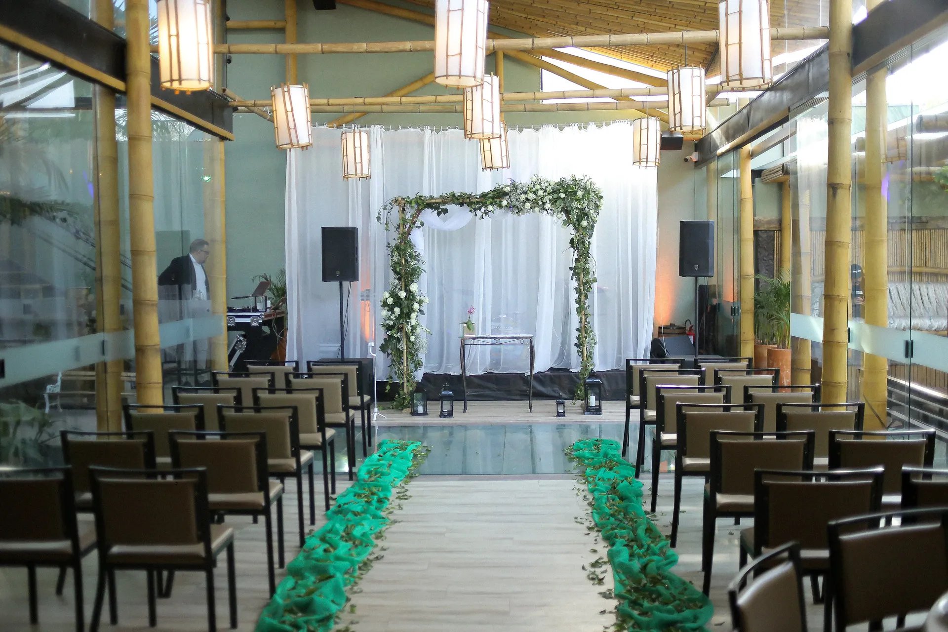 Casamento - altar com arco de flores