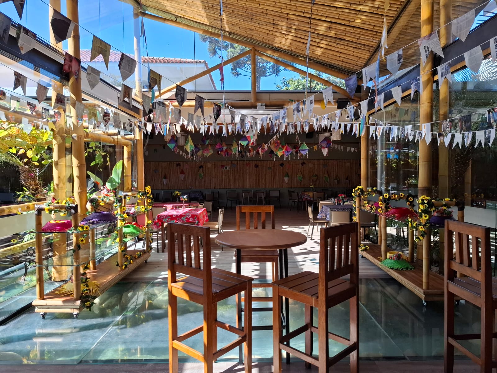 Salão decorado com bandeirinhas, balões e girassóis
