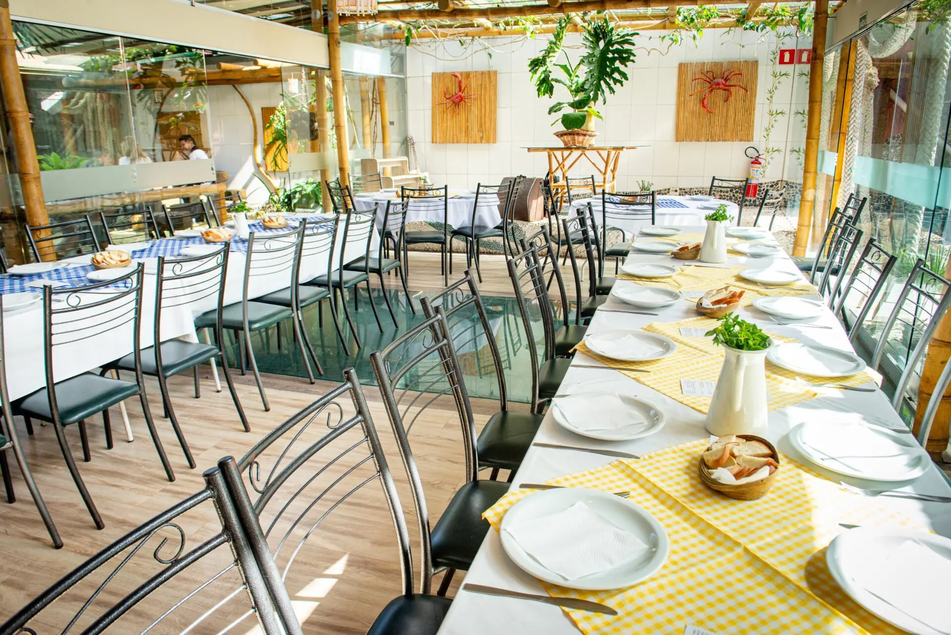 Salão de eventos com mesas postas e lago central